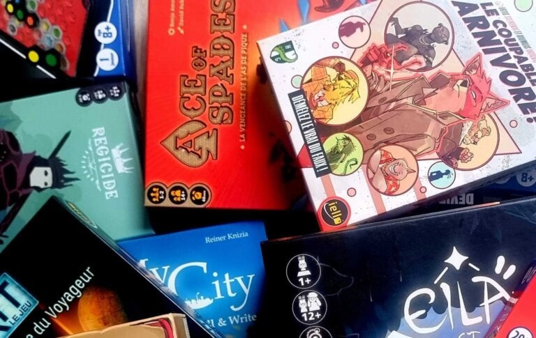 Collection de jeux de société, jeux de cartes et accessoires pour jouer en famille ou entre amis.