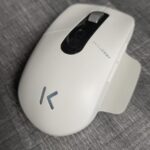 Souris ergonomique SKILLKORP Ambi One blanche avec boutons programmables, idéale pour les gamers et les professionnels.