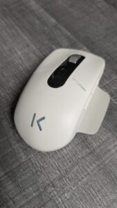 Souris ergonomique SKILLKORP Ambi One blanche avec boutons programmables, idéale pour les gamers et les professionnels.