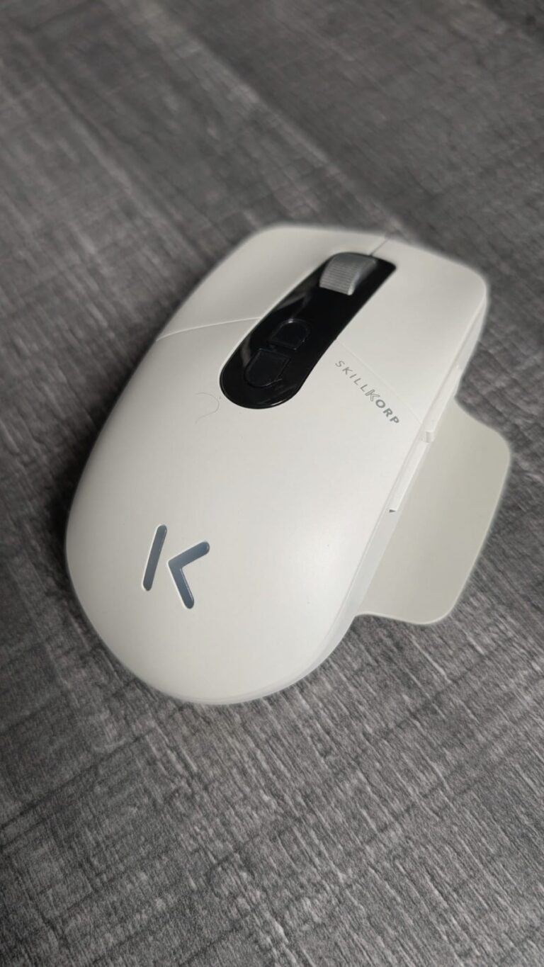 Souris ergonomique SKILLKORP Ambi One blanche avec boutons programmables, idéale pour les gamers et les professionnels.