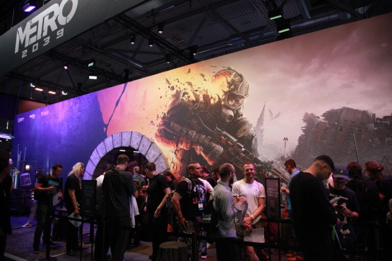 Présentation du jeu Metro 2039 lors de l'événement Gamescom 2026, avec une grande affiche et des visiteurs explorant le stand.