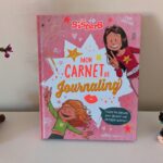 Carnet de journaling Les Sisters avec illustrations colorées de deux jeunes filles, parfait pour les fans de la série.