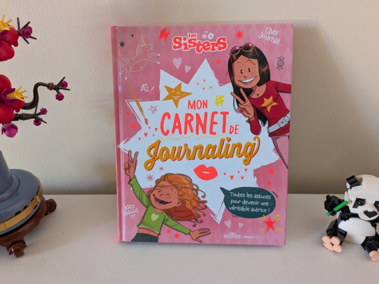 Carnet de journaling Les Sisters avec illustrations colorées de deux jeunes filles, parfait pour les fans de la série.