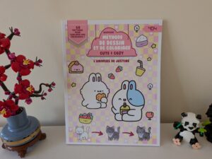 Livre de dessin et coloriage Cute & Cozy avec des illustrations de lapins mignons et des motifs de desserts, parfait pour les amateurs d'art et de loisirs créatifs.