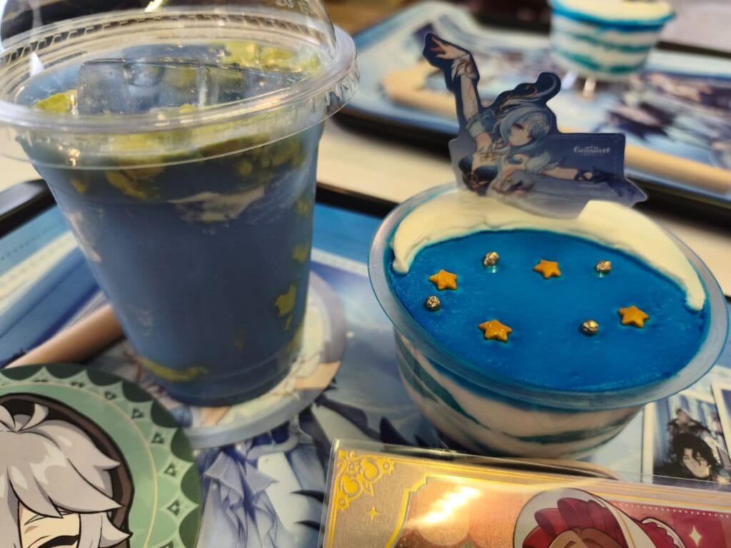 Boisson et dessert inspirés de Genshin Impact au Genshin Café à Paris, décorée avec des éléments du jeu vidéo.