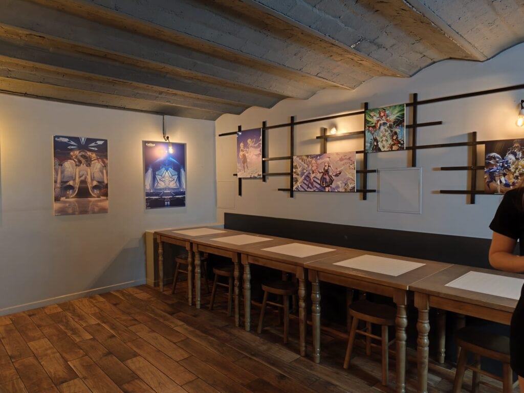 Salle d'exposition avec œuvres d'art colorées et éclairage chaleureux, ambiance artistique et conviviale.