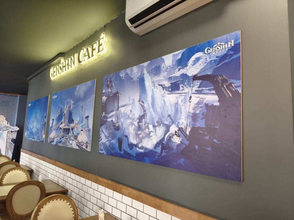 Affiches de l'exposition Genshin au Genshin Café à Paris, mettant en avant des paysages glacés et des personnages du jeu.