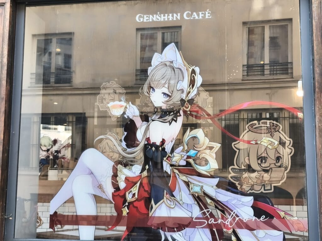 Décoration de style anime Genshin Impact au Genshin Café à Paris, avec personnage en figurine et illustrations sur la vitrine.