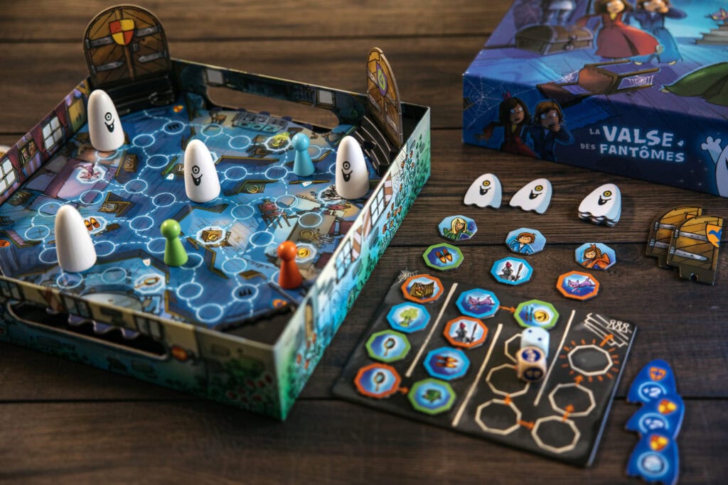 Jeu de société La Valse des Fantômes avec plateau, pions, cartes et figurines colorées, idéal pour les amateurs de jeux de société et de stratégie.