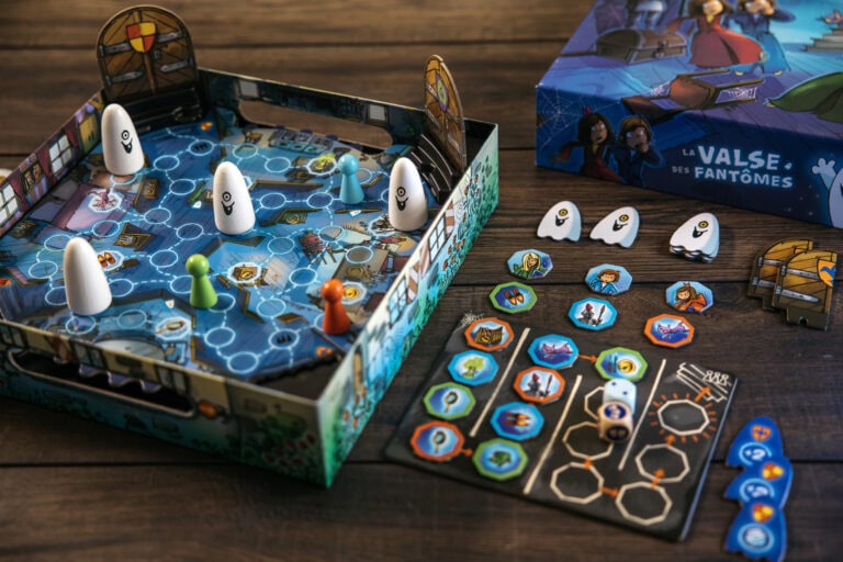 Jeu de société La Valse des Fantômes avec plateau, pions, cartes et figurines colorées, idéal pour les amateurs de jeux de société et de stratégie.