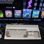 Configuration d'une console Amiga A1200 avec manette et accessoires lors de l'événement Gamescom 2026, mettant en avant la gamme Amiga.
