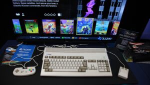 Configuration d'une console Amiga A1200 avec manette et accessoires lors de l'événement Gamescom 2026, mettant en avant la gamme Amiga.