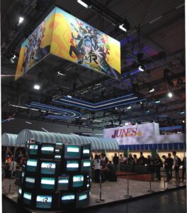 Espace d'exposition avec grand écran promotionnel de Persona 4 et zone de jeux à la Gamescom 2026.