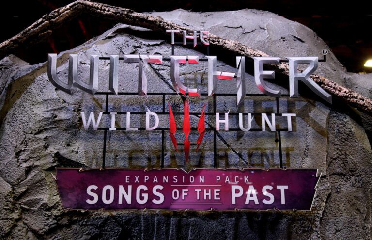 Panneau promotionnel pour l'extension Songs of the Past de The Witcher 3: Wild Hunt, exposé lors de la Gamescom 2026.