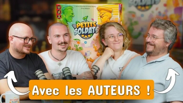 Quatre personnes souriantes lors d'une interview avec le jeu Petits Soldats en arrière-plan, dans un environnement de boutique de jeux.