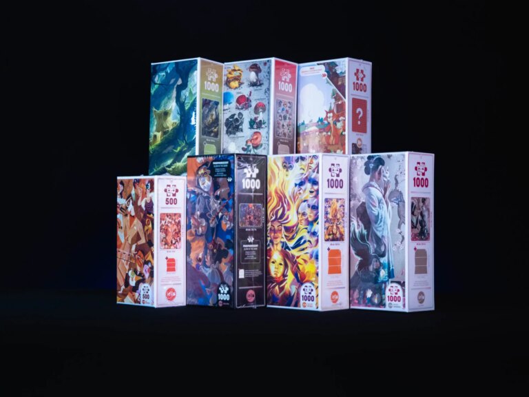 Ensemble de boîtes de puzzles IELLO avec illustrations colorées et thèmes variés, parfaits pour les amateurs de jeux de société et de puzzles.