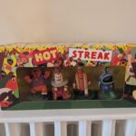 Figurines de personnages colorés de la série Hot Streak dans leur emballage, illustrant la diversité et la créativité de la gamme.
