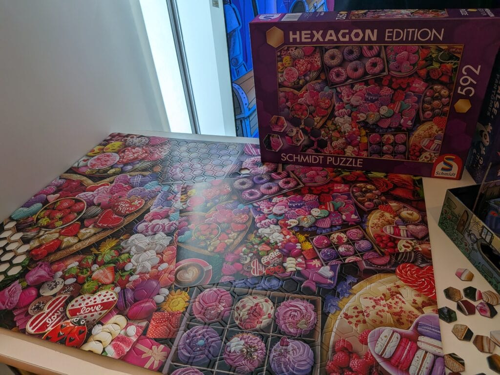 Puzzle de 500 pièces Schmidt Édition Hexagone avec motifs de bonbons et desserts colorés, idéal pour les amateurs de jeux de société et de puzzles.