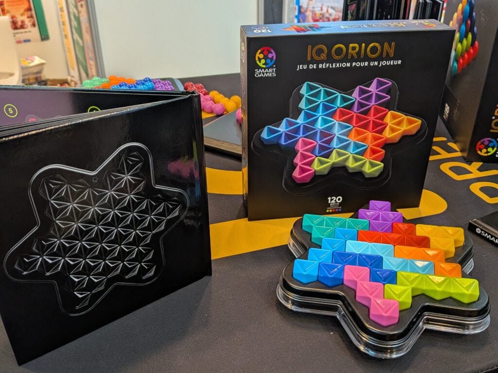 Jeu de réflexion IQ ORION avec pièces colorées en forme de triangles pour stimuler le cerveau des joueurs.