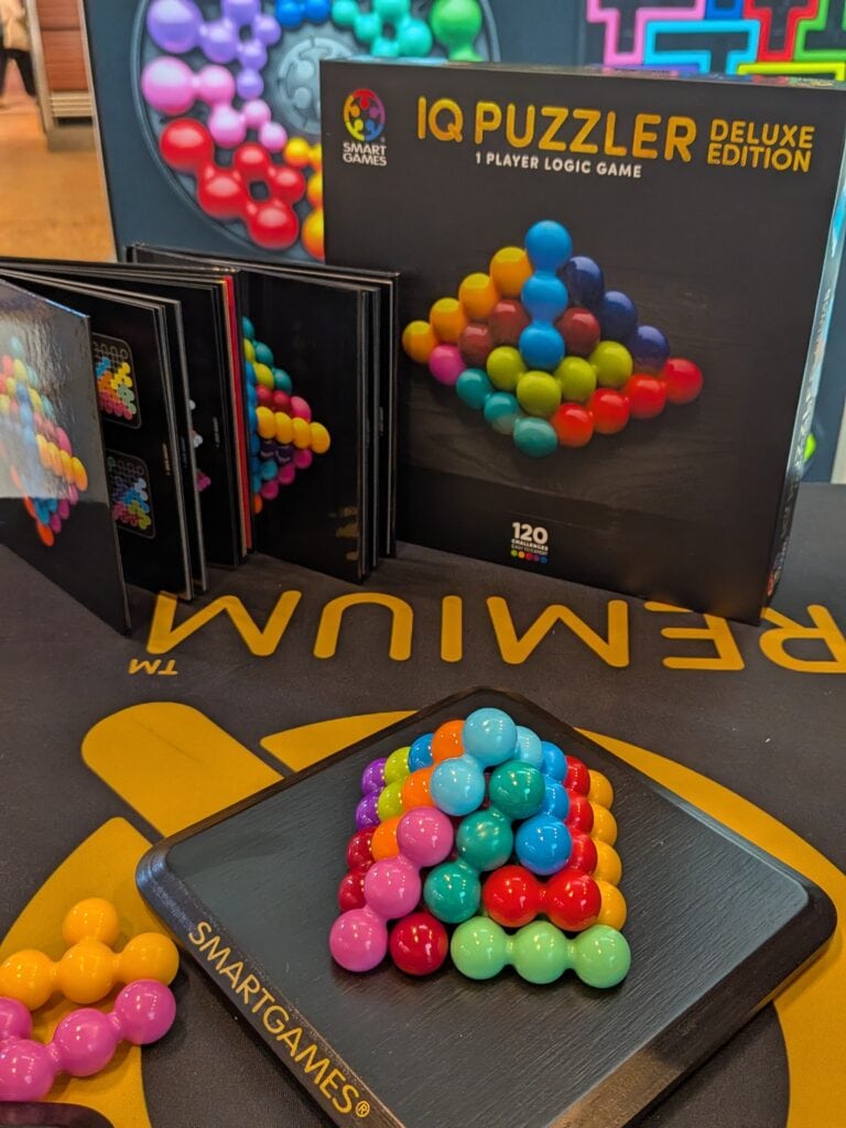 Jeu de logique IQ Puzzler Deluxe Edition avec pièces colorées pour stimuler le cerveau, idéal pour Noël 2026.