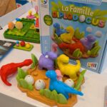 Jeu de société pour enfants avec figurines de diplodocus colorés et œufs en plastique, idéal pour stimuler la créativité et la logique des jeunes.