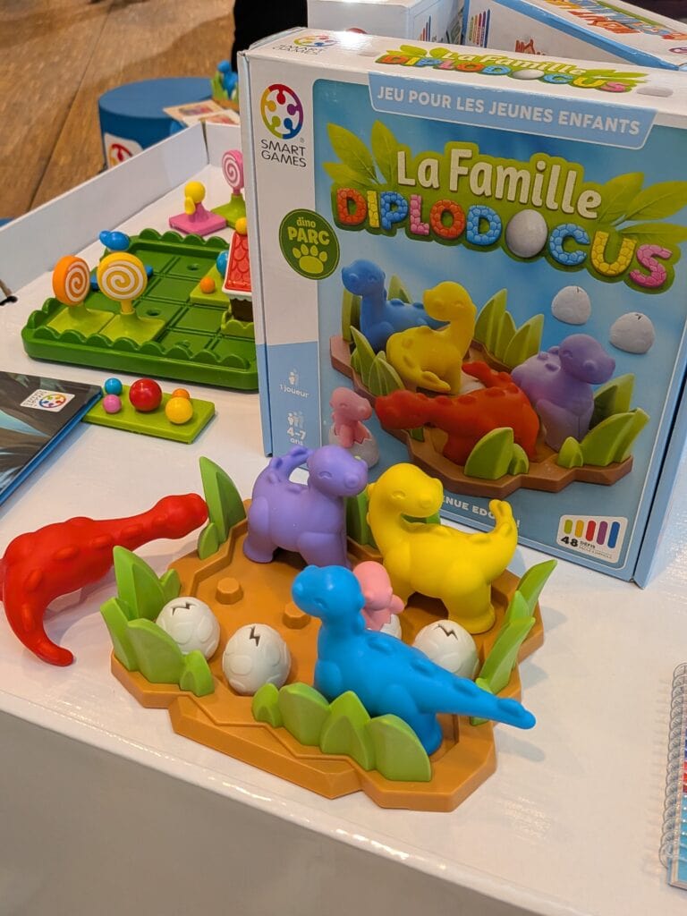 Jeu de société pour enfants avec figurines de diplodocus colorés et œufs en plastique, idéal pour stimuler la créativité et la logique des jeunes.