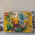Set LEGO Pokémon 72164 avec Pikachu, la cabane d’entraînement, et accessoires pour enfants, idéal pour les fans de Pokémon et de construction LEGO.