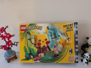 Set LEGO Pokémon 72164 avec Pikachu, la cabane d’entraînement, et accessoires pour enfants, idéal pour les fans de Pokémon et de construction LEGO.