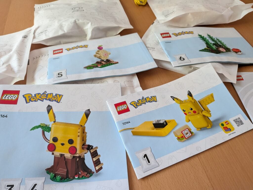 Set LEGO Pokémon avec Pikachu, la cabane d’entraînement, et accessoires pour construire un environnement de jeu.