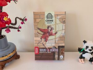 Jeu de société Crime Zoom : Sous le vernis, en édition de poche, présenté avec des figurines de jouets sur une table.