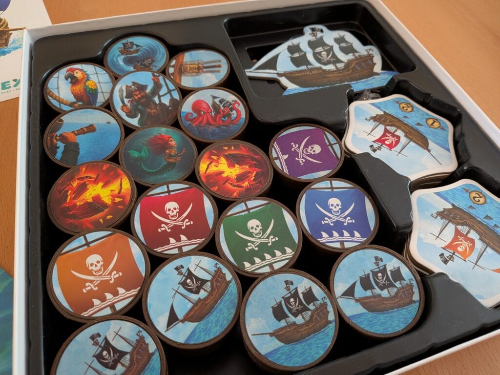 Jeux de société pirates avec des pièces illustrant des navires, des pirates et des symboles de trésor, parfaits pour les amateurs de jeux de stratégie et d'aventure.