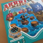 Jeu de société ARRR! Madeira avec pirates, navires et trésors, parfait pour les amateurs de jeux de stratégie et d'aventure.