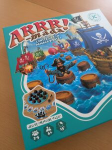 Jeu de société ARRR! Madeira avec pirates, navires et trésors, parfait pour les amateurs de jeux de stratégie et d'aventure.