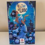 Couverture du livre Love Zoom : Au clair de lune, illustrant une femme en robe bleue avec des roses et un ciel étoilé en arrière-plan.