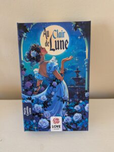 Couverture du livre Love Zoom : Au clair de lune, illustrant une femme en robe bleue avec des roses et un ciel étoilé en arrière-plan.