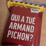 Livre de poche sur le mystère de la mort d'Armand Pichon, dans la série Dossiers Criminels Pocket, posé sur une table en bois.