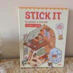 Jeu de stickers pour enfants avec 10 scènes à décorer, illustré avec des chats et des éléments mignons, parfait pour les amateurs de jeux créatifs.