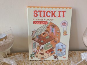 Jeu de stickers pour enfants avec 10 scènes à décorer, illustré avec des chats et des éléments mignons, parfait pour les amateurs de jeux créatifs.
