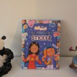 Livre pour enfants Les Sisters Mes messages à sticker avec personnages illustrés de deux filles.