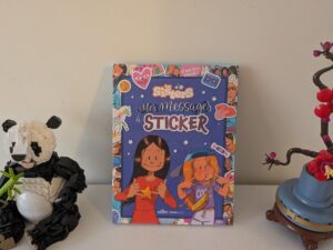 Livre pour enfants Les Sisters Mes messages à sticker avec personnages illustrés de deux filles.