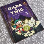 Couverture du livre Hilda & Twig Trouvent une météorite avec Hilda, Twig, et un paysage nocturne mystérieux.