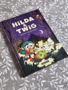 Couverture du livre Hilda & Twig Trouvent une météorite avec Hilda, Twig, et un paysage nocturne mystérieux.