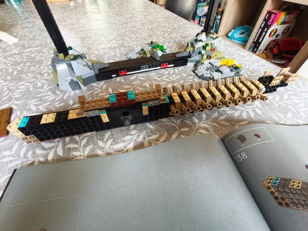 Modèle LEGO de fossiles de dinosaures, incluant un Tyrannosaurus rex, construit avec des pièces LEGO détaillées.