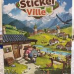 Illustration de Cozy Stickers Ville avec paysages de montagne, village, animaux et personnages dans un style coloré et accueillant.