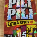 Jeu de société Pili Pili Extra Spicy avec cartes colorées et illustrations vives, idéal pour les amateurs de jeux de stratégie et de sensations fortes.