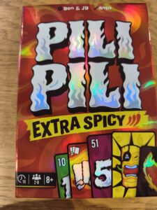 Jeu de société Pili Pili Extra Spicy avec cartes colorées et illustrations vives, idéal pour les amateurs de jeux de stratégie et de sensations fortes.