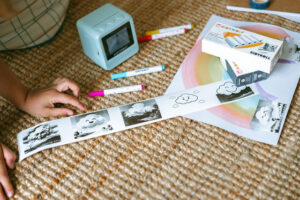Jeu Kidywolf avec bande de photos, horloge et marqueurs pour enfants, activités éducatives et créatives.