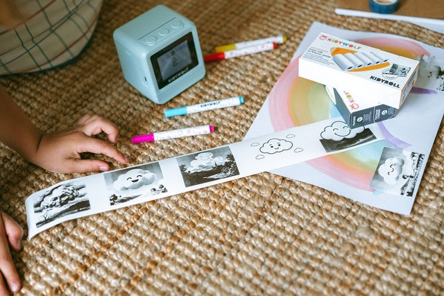 Jeu Kidywolf avec bande de photos, horloge et marqueurs pour enfants, activités éducatives et créatives.