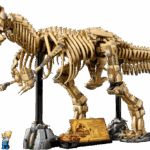 Modèle LEGO du Tyrannosaurus rex, représentant un dinosaure préhistorique en construction détaillée.