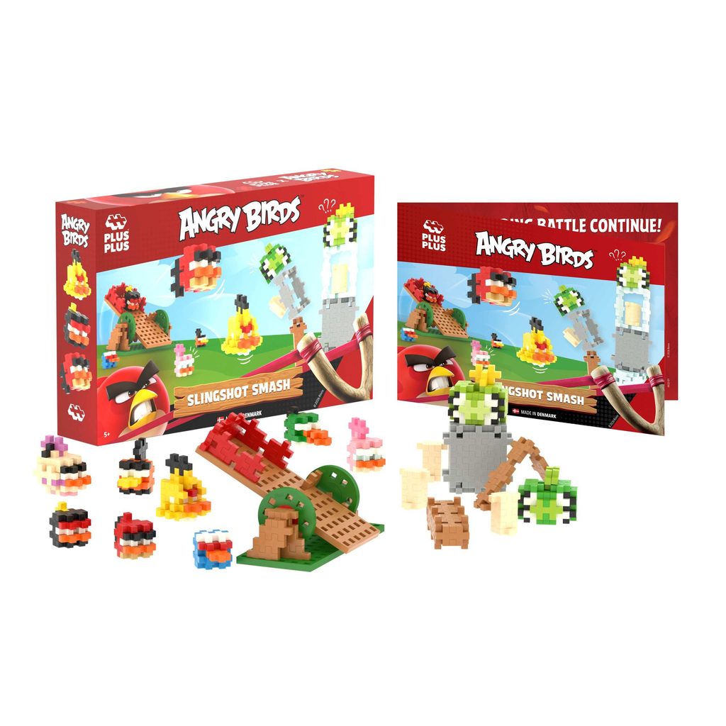 Jeu de construction Angry Birds Slingshot Smash avec pièces en plastique colorées et accessoires pour créer des oiseaux et des structures.